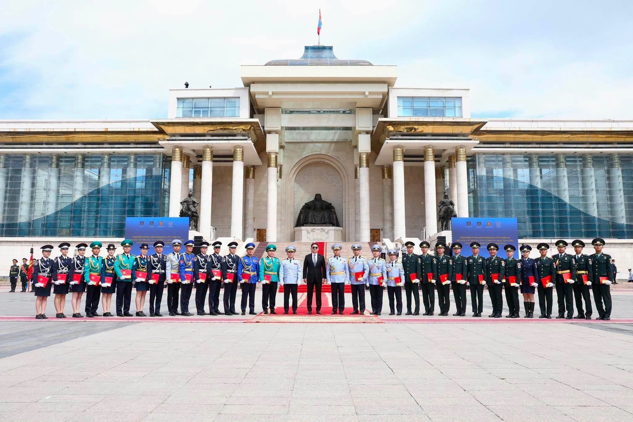 ТӨГСӨГЧДӨД ЦОЛ, ЭНГЭРИЙН  ТЭМДЭГ, ДИПЛОМ ГАРДУУЛАХ ЁСЛОЛЫН АЖИЛЛАГАА БОЛЛОО